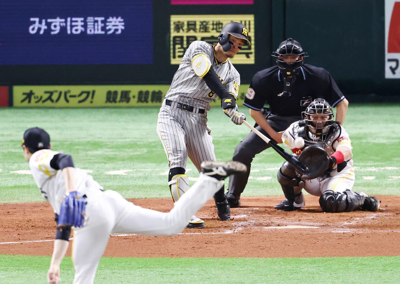 ソフトバンク対阪神　2回表阪神1死一、二塁、佐藤輝は左中間越え3点本塁打を放つ。投手は松本（撮影・加藤哉）