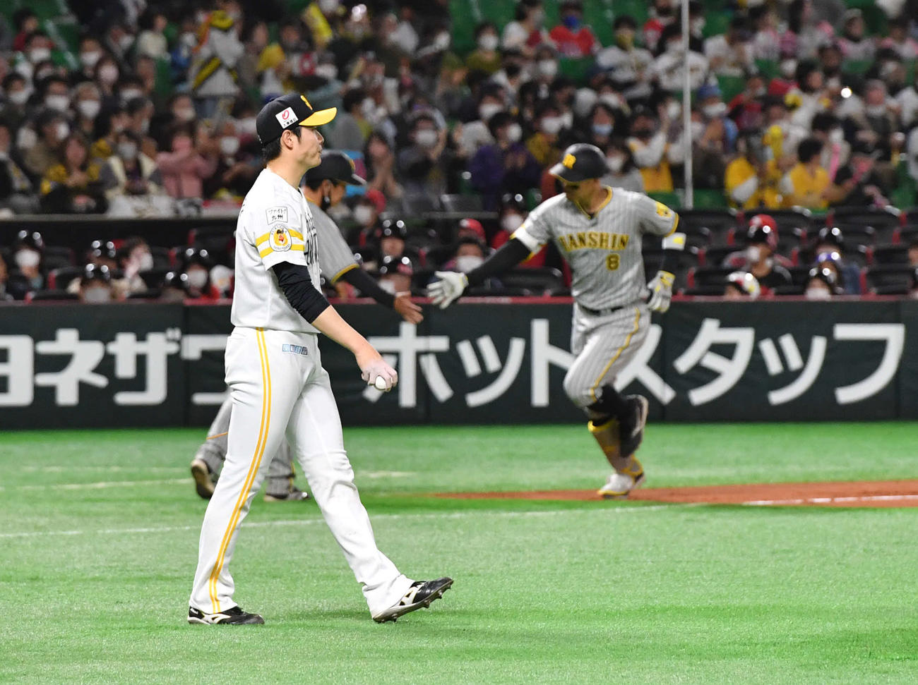 ソフトバンク対阪神　2回表阪神1死一、二塁、佐藤輝（右）に中越え3点本塁打を打たれた松本（撮影・岩下翔太）
