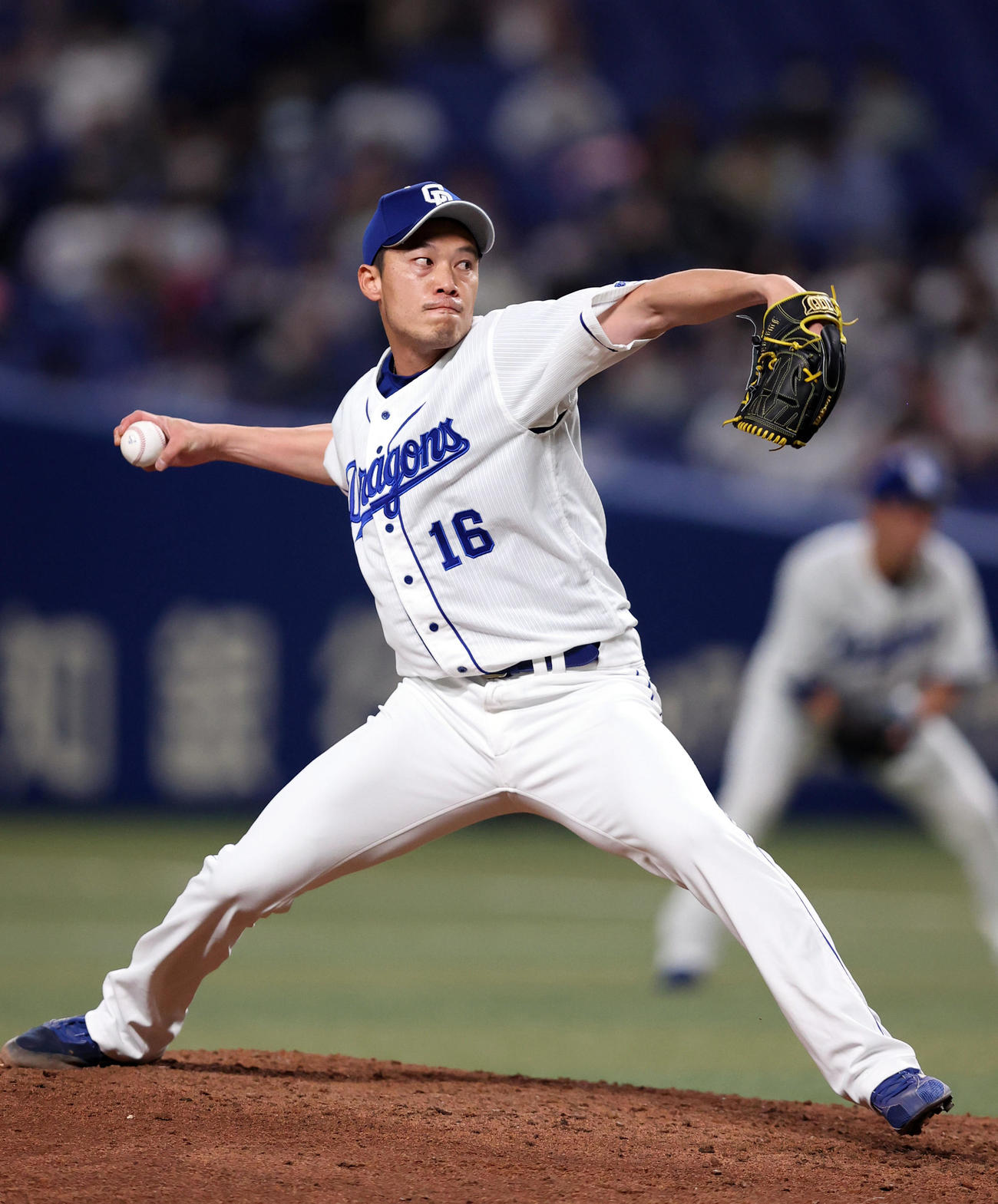 中日対巨人　8回表から登板する中日4番手の岩崎（撮影・狩俣裕三）