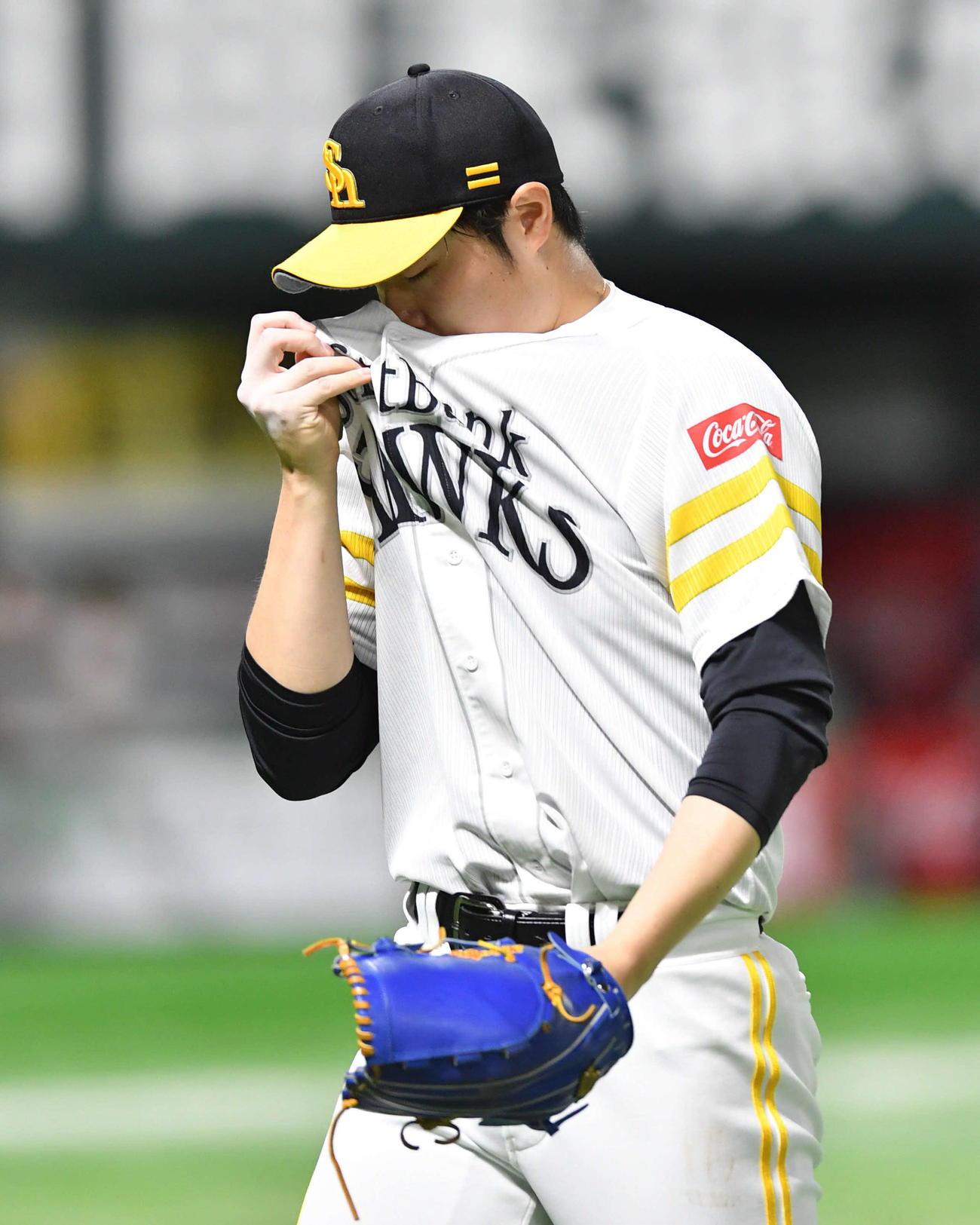 ソフトバンク対阪神　1回表に4失点した松本は肩を落としながらベンチへ戻る（撮影・岩下翔太）