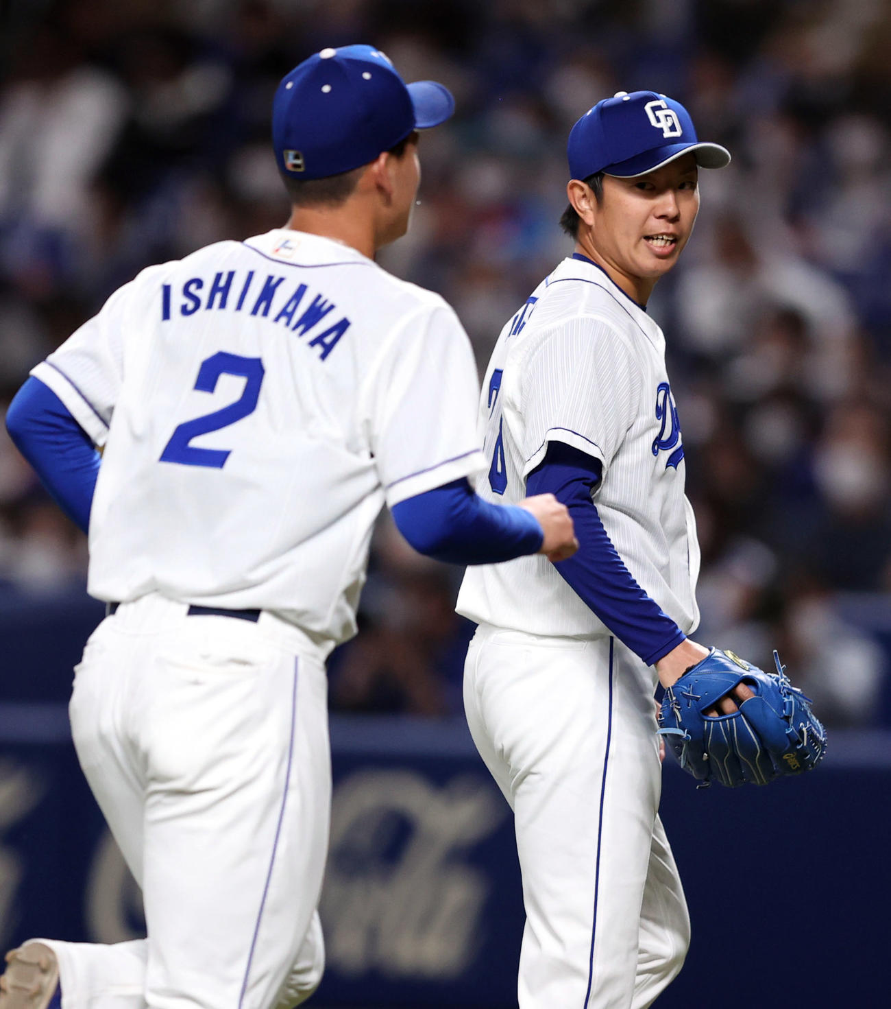 中日対巨人　3回表を抑え、石川昂（手前）と声をかけ合う中日先発の松葉（撮影・狩俣裕三）