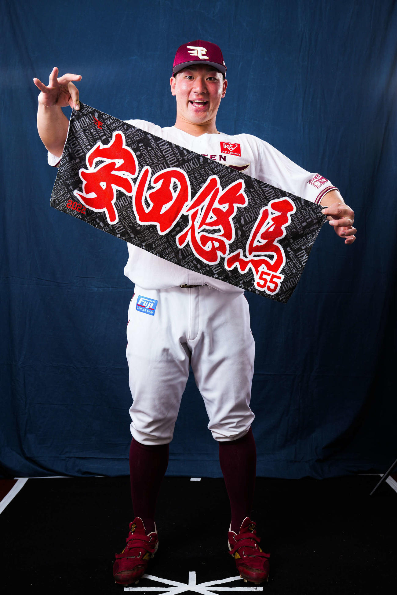 MyHEROタオルを手にする安田悠馬選手
