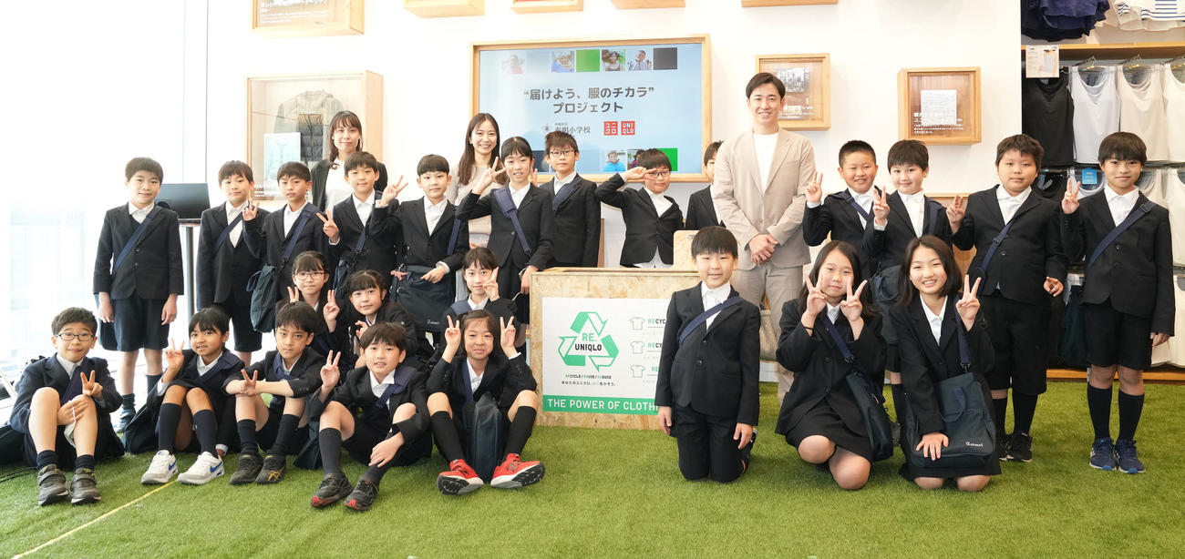 「届けよう　服のチカラ」10周年特別授業を受けた後、中央区立泰明小学校の生徒と一緒に記念撮影する斎藤佑樹氏（後列右から5人目）（撮影・鈴木みどり）