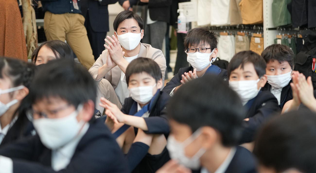 中央区立泰明小学校の生徒と一緒に「届けよう　服のチカラ」10周年特別授業を受ける斎藤佑樹氏（中央）（撮影・鈴木みどり）