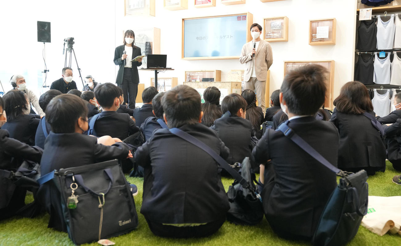 中央区立泰明小学校の生徒の前であいさつする斎藤佑樹氏（右奥）（撮影・鈴木みどり）
