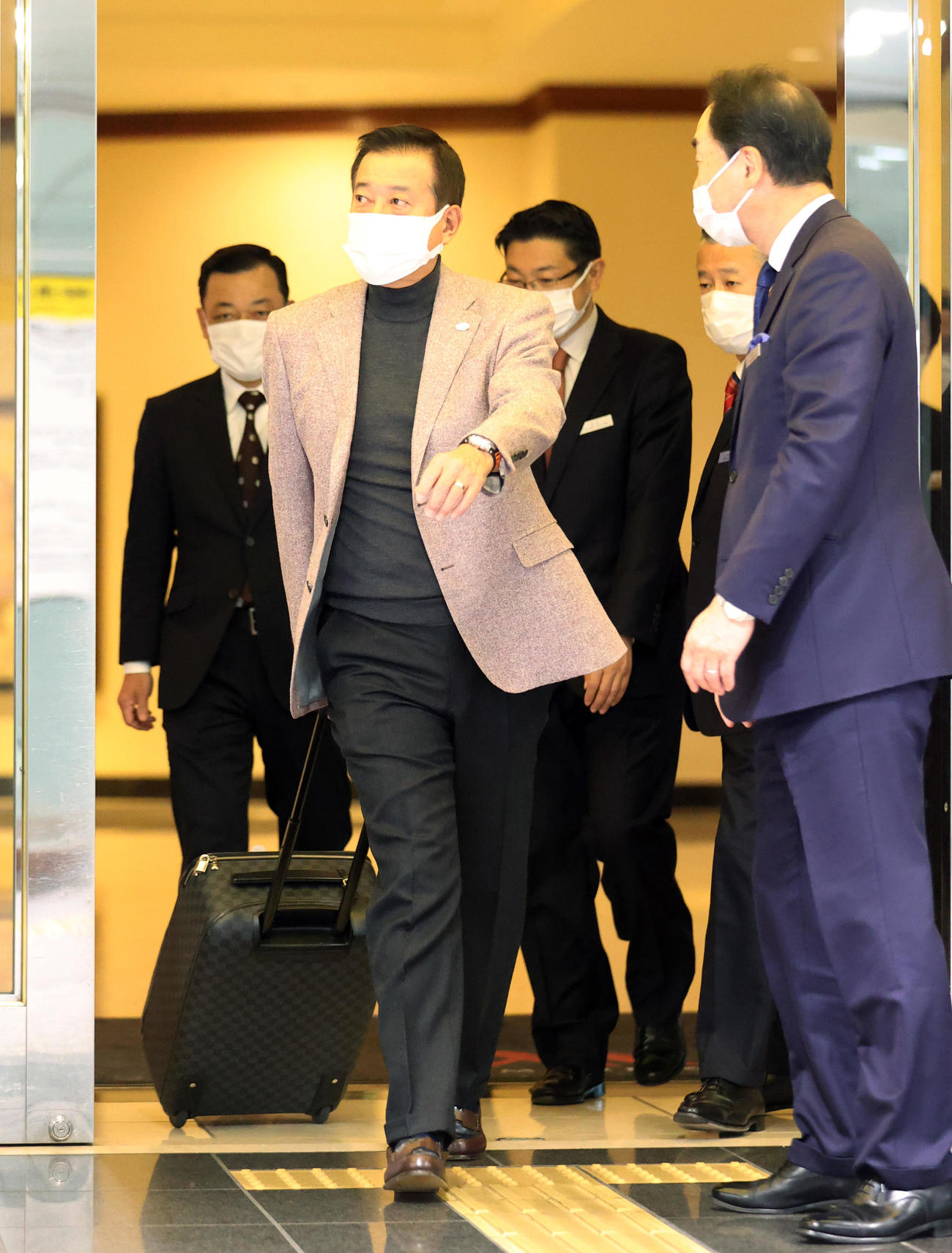 宿舎から名古屋駅へ移動する巨人原監督（撮影・狩俣裕三）