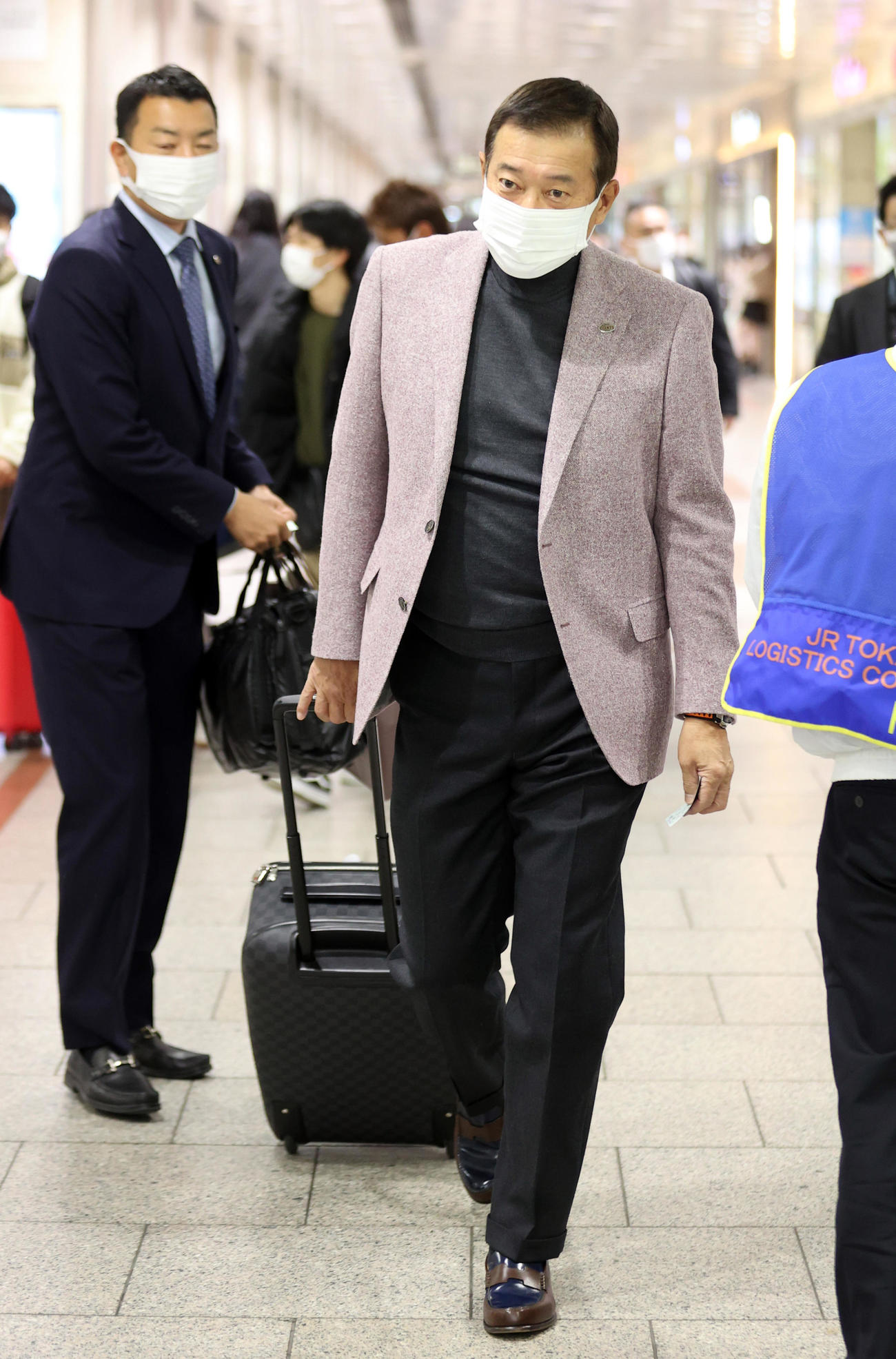 名古屋駅から移動する巨人原監督（撮影・狩俣裕三）