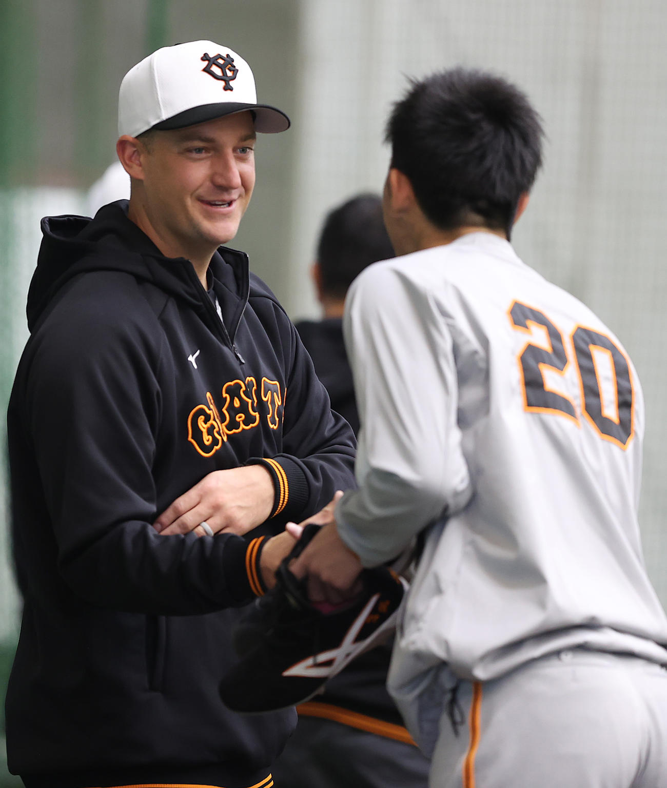 戸郷（右）とあいさつをかわすアンドリース（撮影・狩俣裕三）