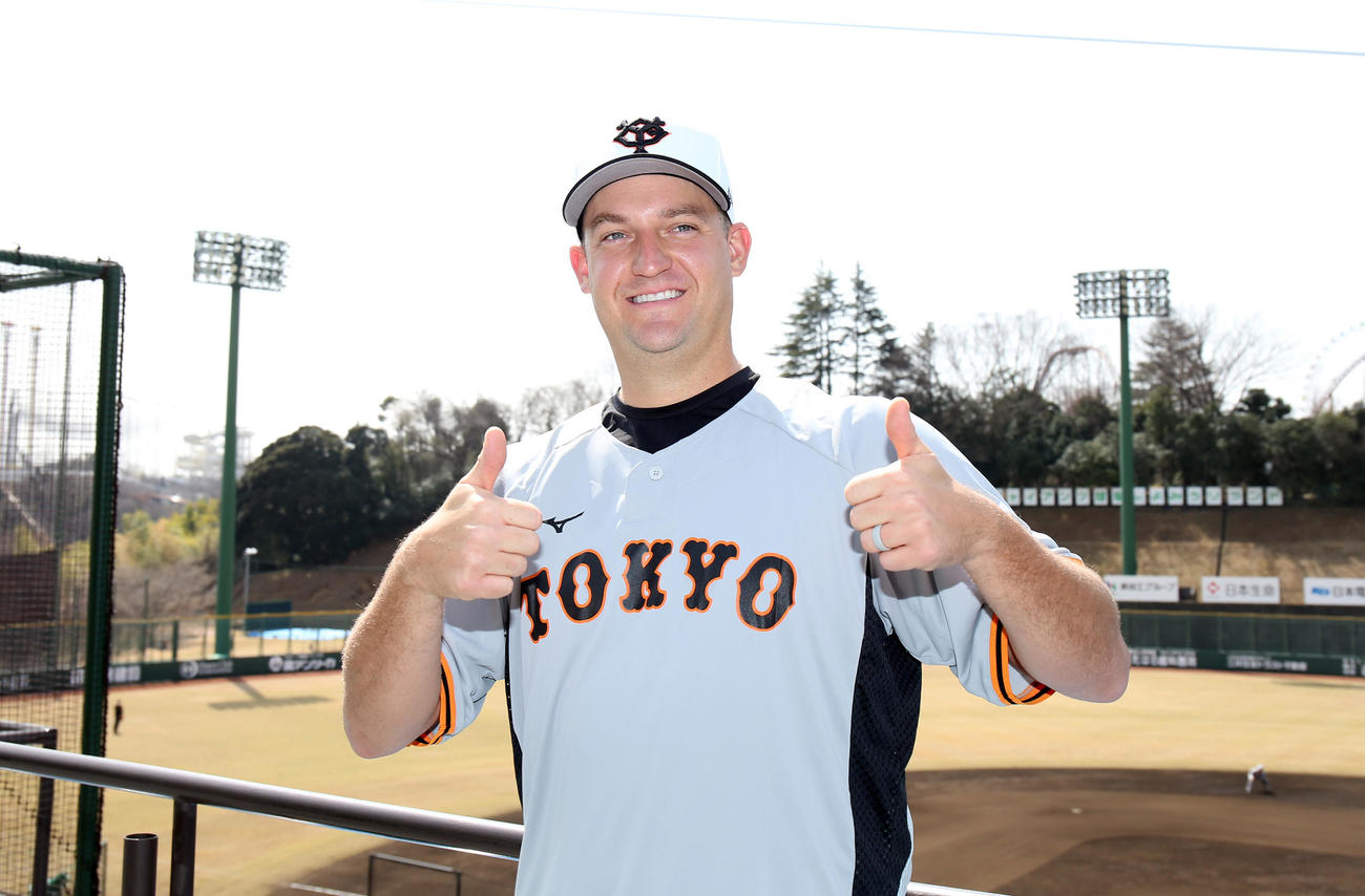 練習後、記念撮影で笑顔を見せるアンドリース（撮影・狩俣裕三）
