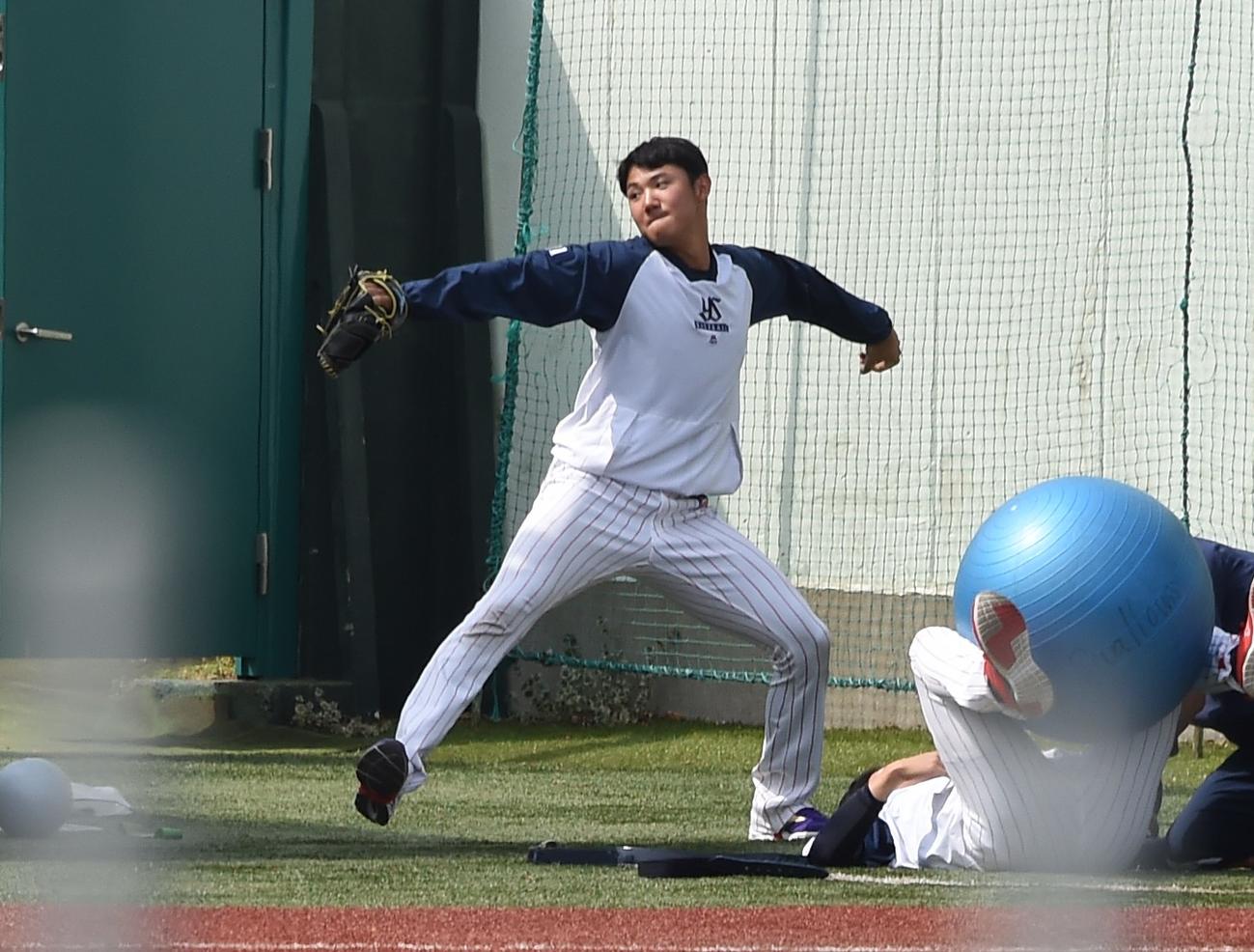 左投げ転向？　ヤクルト奥川はチームメートのサウスポー高橋のものまねを披露する（撮影・鈴木正章）