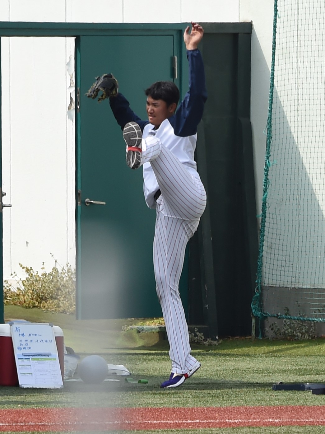 左投げ転向？　ヤクルト奥川はチームメートのサウスポー高橋のものまねを披露する（撮影・鈴木正章）