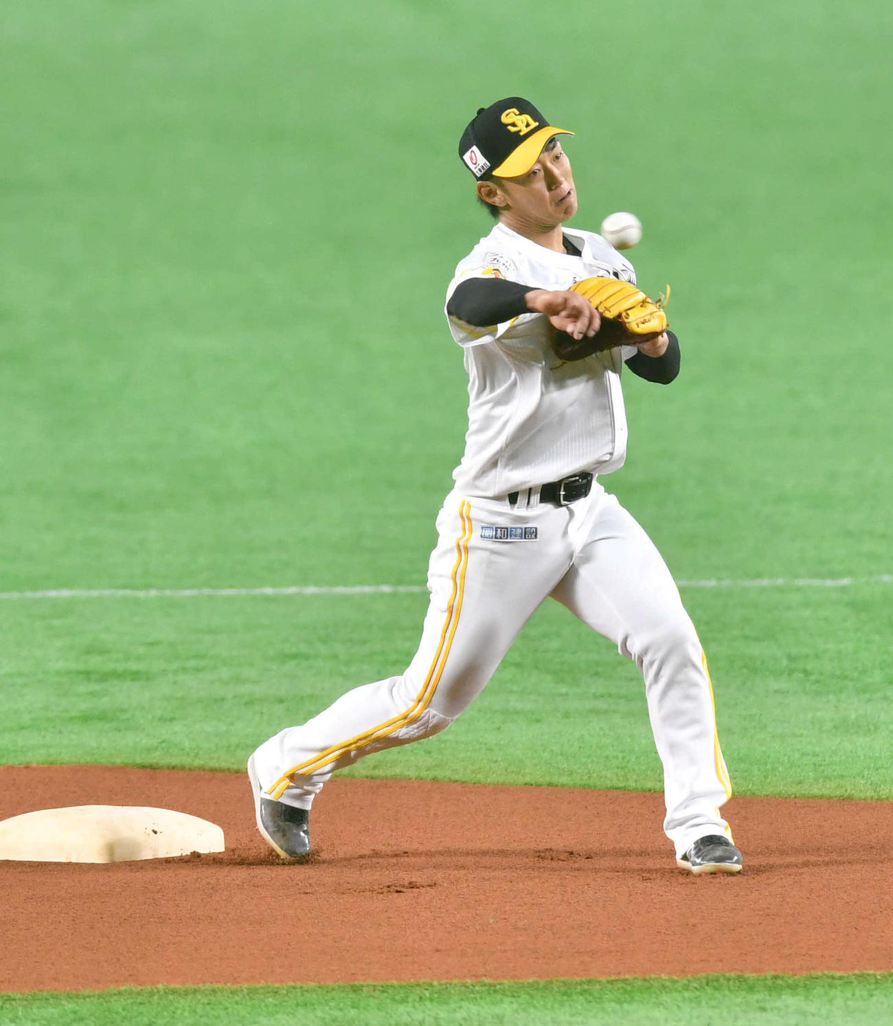 サインプレーで送球を受けて一塁へ送球する今宮（撮影・岩下翔太）