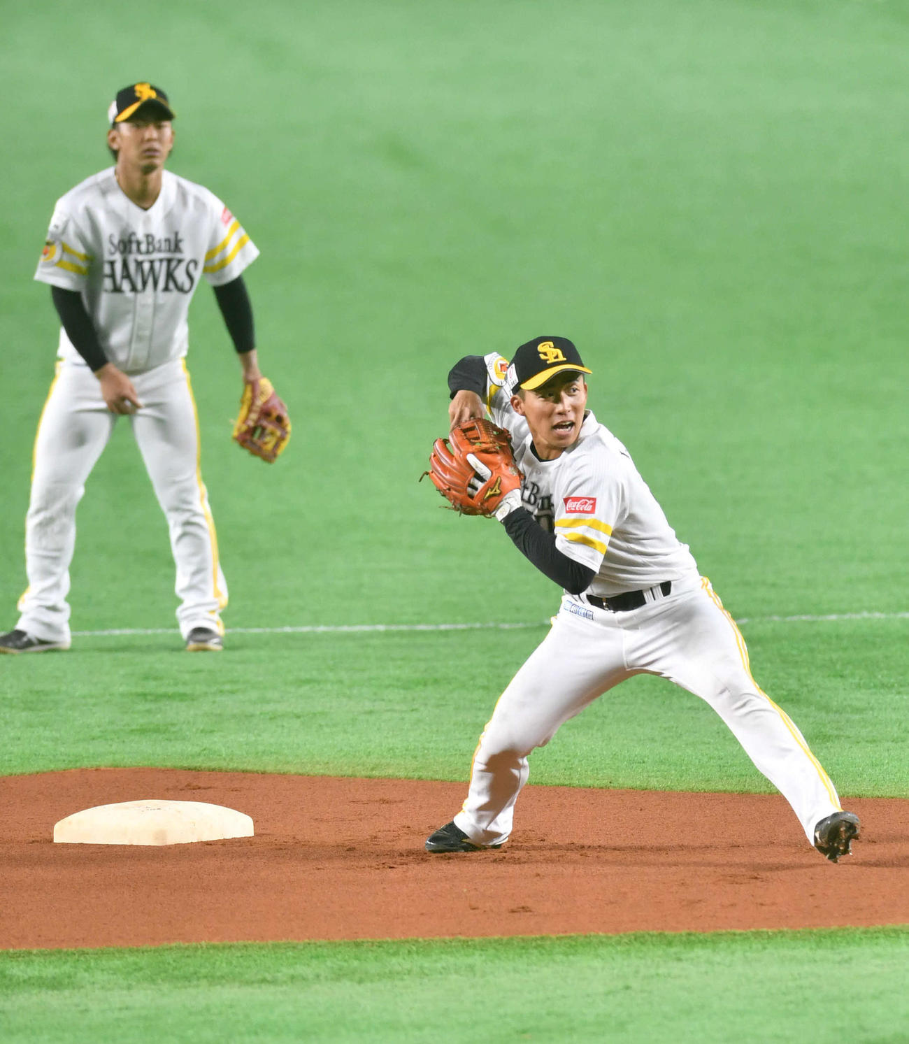 サインプレーを行う野村勇、左は今宮（撮影・岩下翔太）
