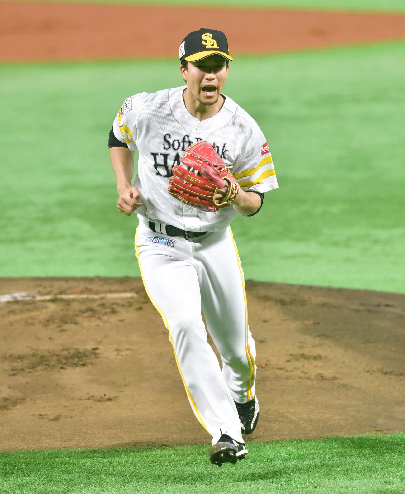 サインプレーを行う千賀（撮影・岩下翔太）