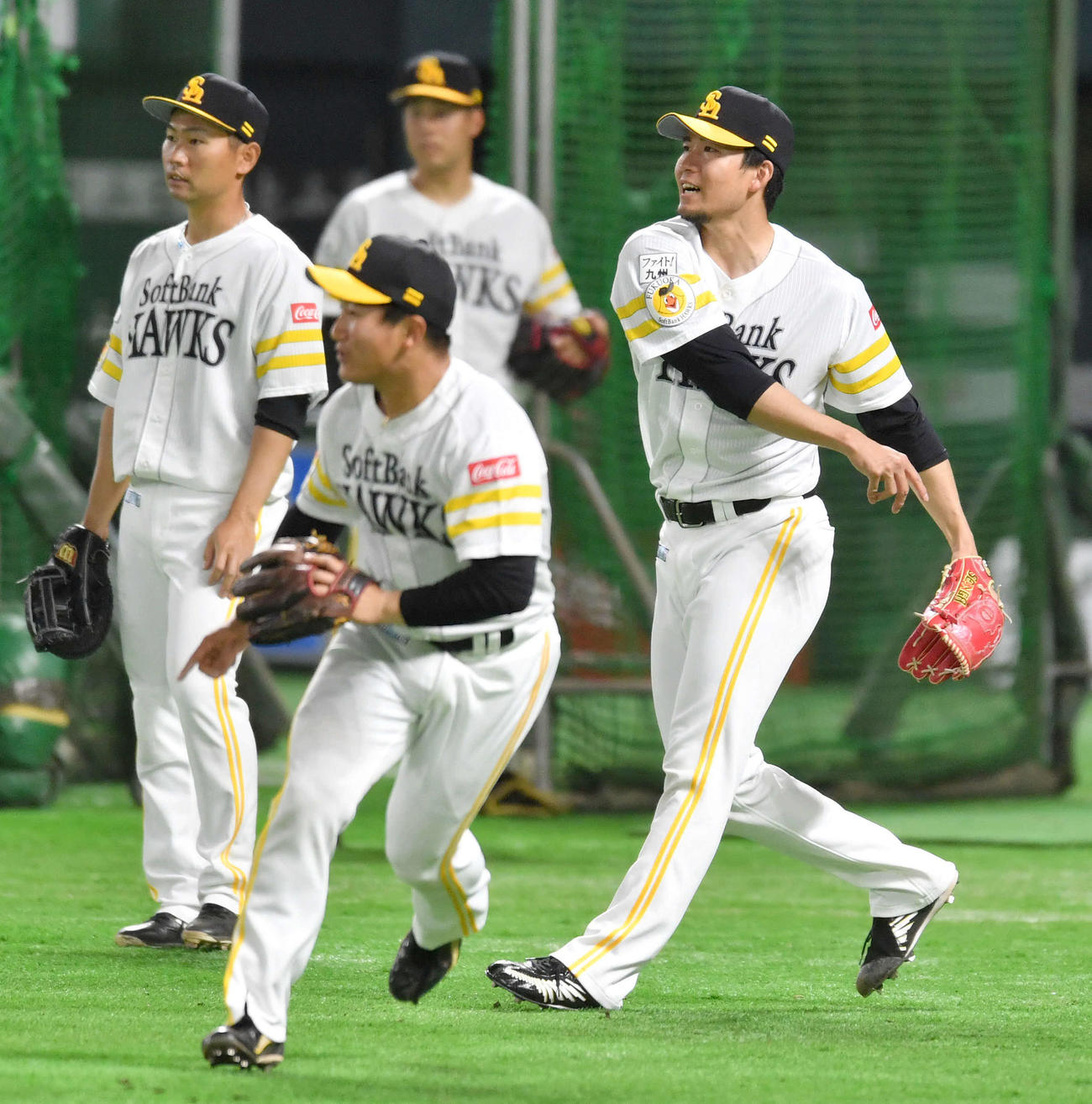 サインプレーを行う左から中村晃、野村大、千賀（撮影・岩下翔太）