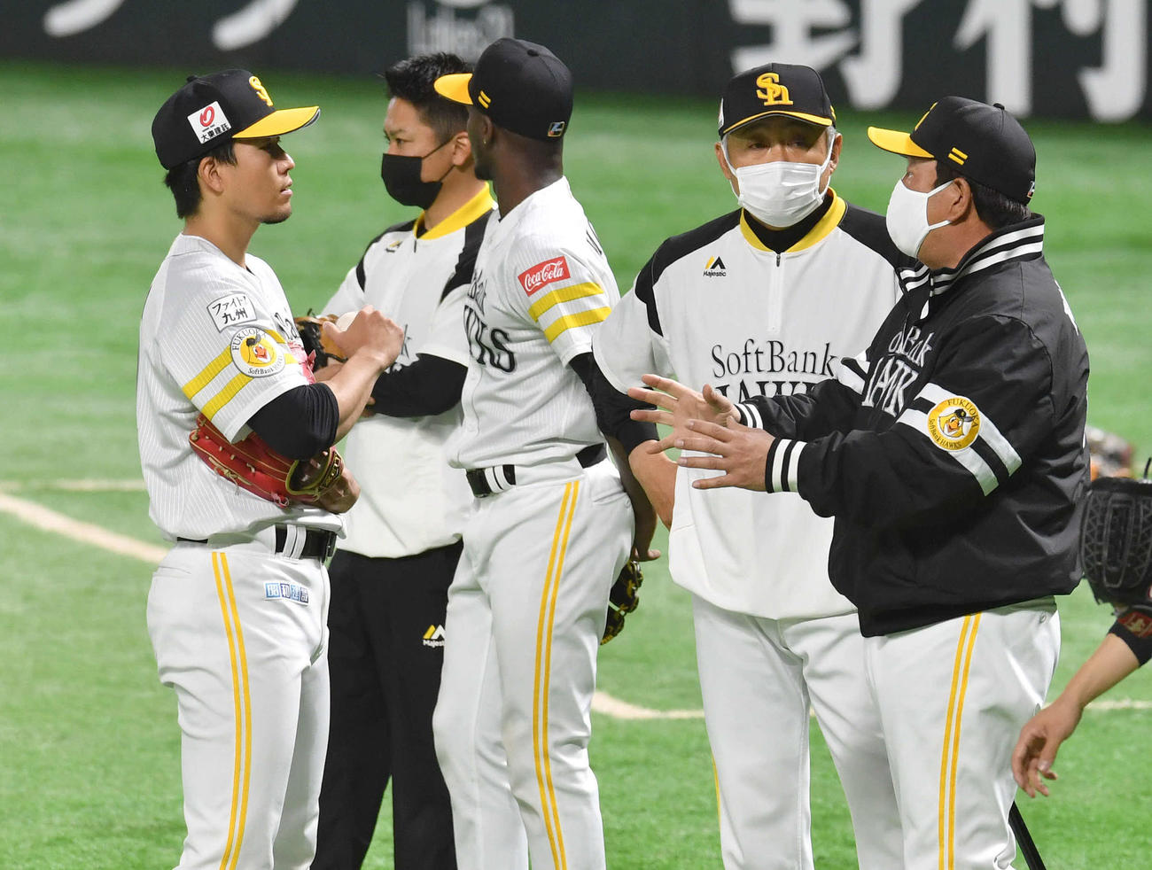 サインプレー中、藤本監督（右端）は千賀（左端）と話し合う（撮影・岩下翔太）