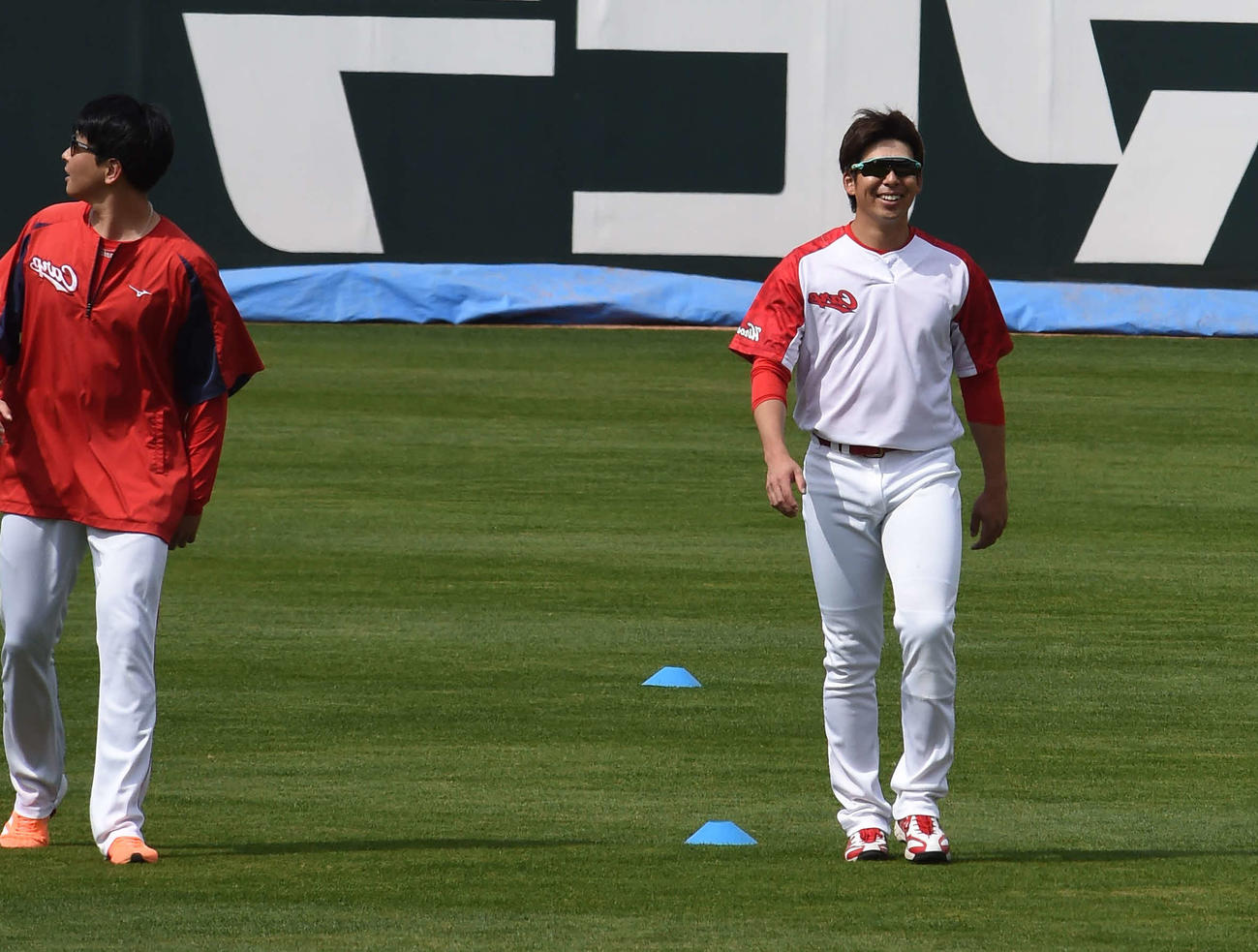 マツダスタジアムでトレーニングする広島野間峻祥外野手（右）と大瀬良大地投手