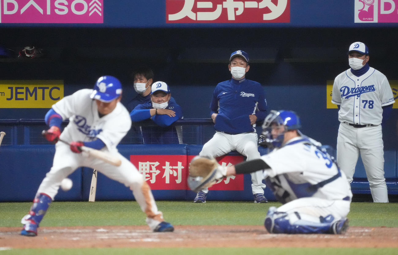実戦形式の練習を見つめる立浪監督（奥・中央）（撮影・森本幸一）（撮影・森本幸一）