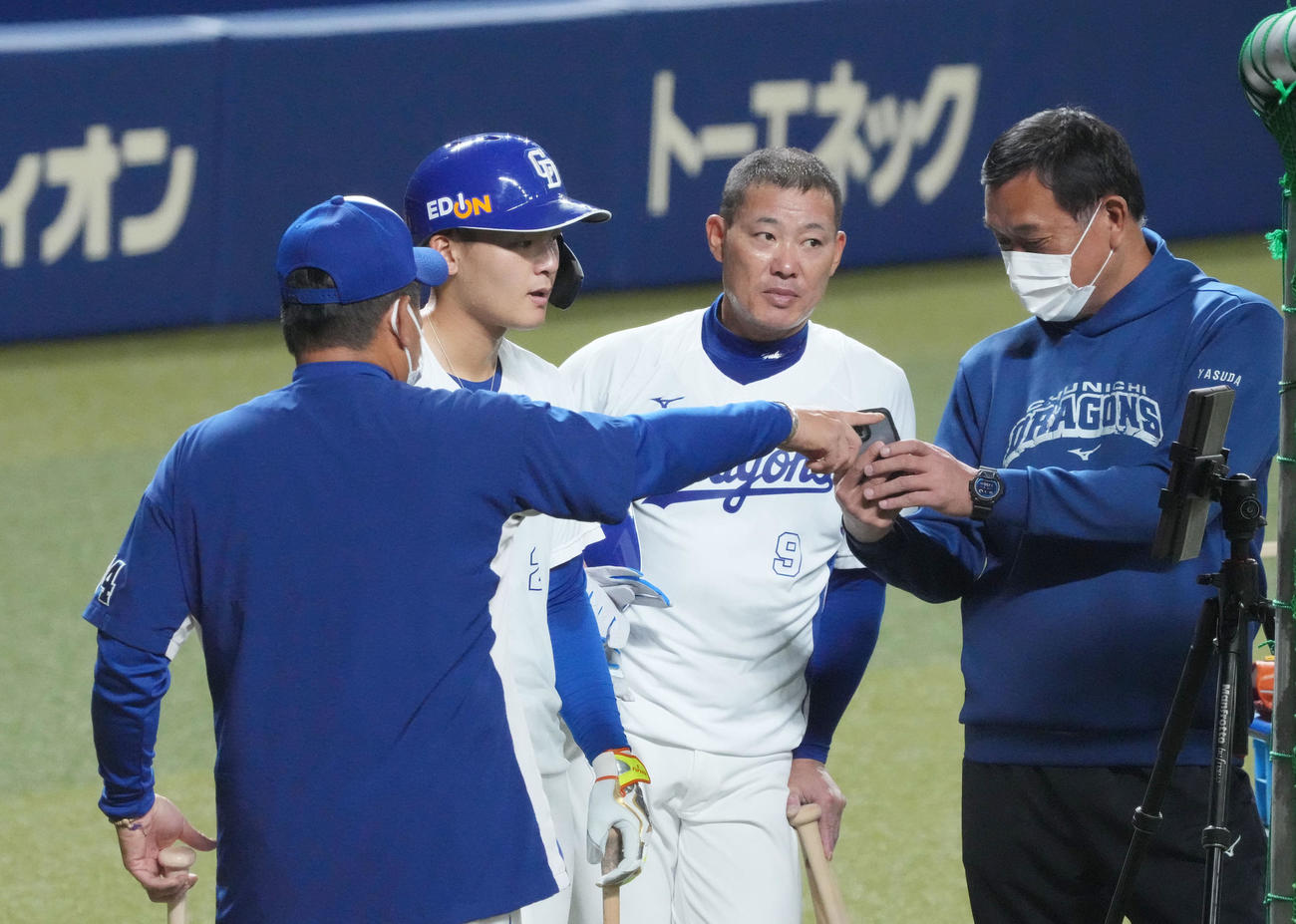 早出打撃練習を行い動画を確認する石川昂（左から2人目）と福留（同3人目）ら（撮影・森本幸一）