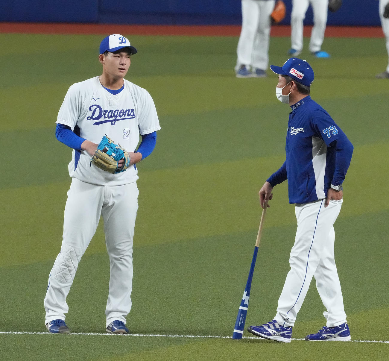 立浪監督（右）と言葉を交わす石川昂（左）（撮影・森本幸一）