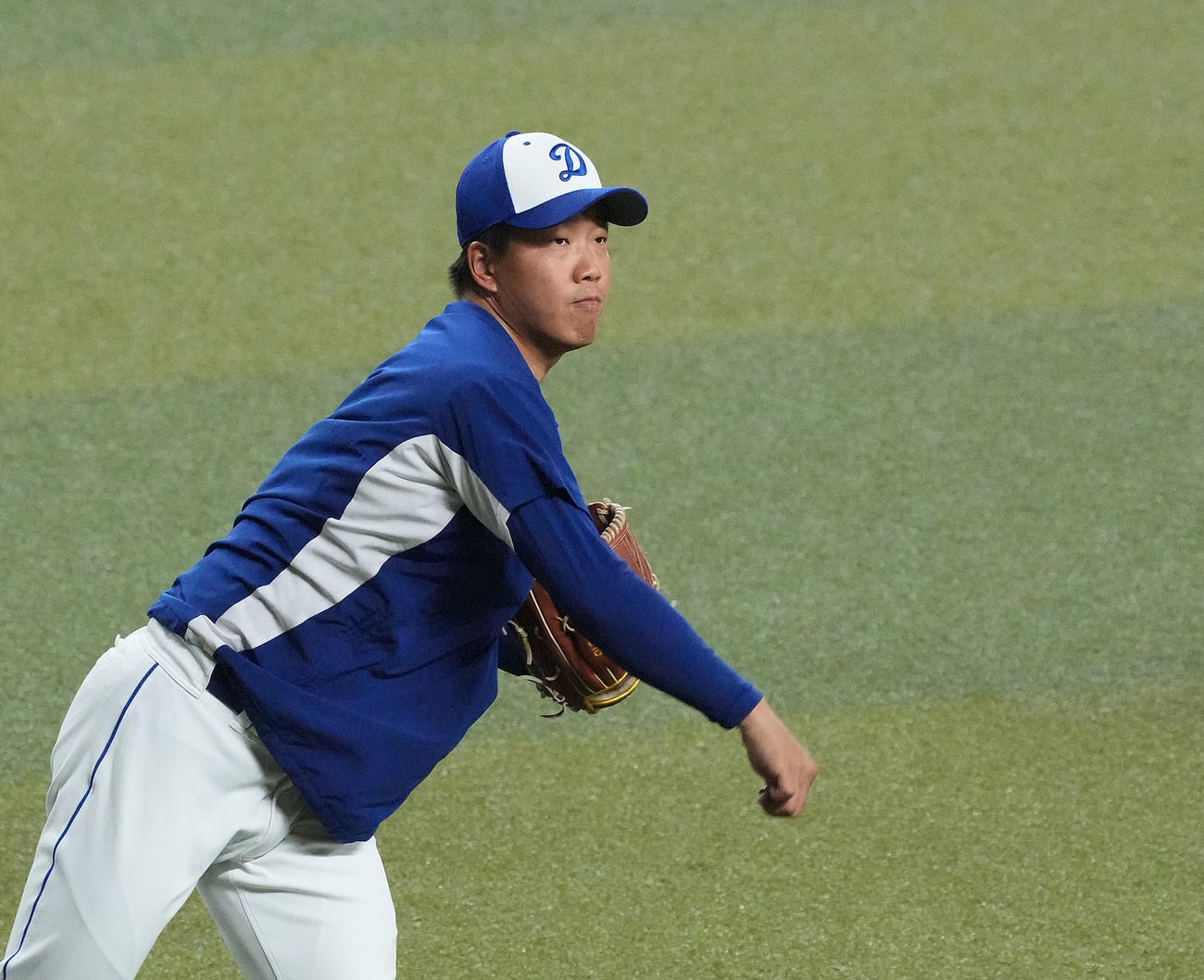 キャッチボールをする中日柳（撮影・森本幸一）