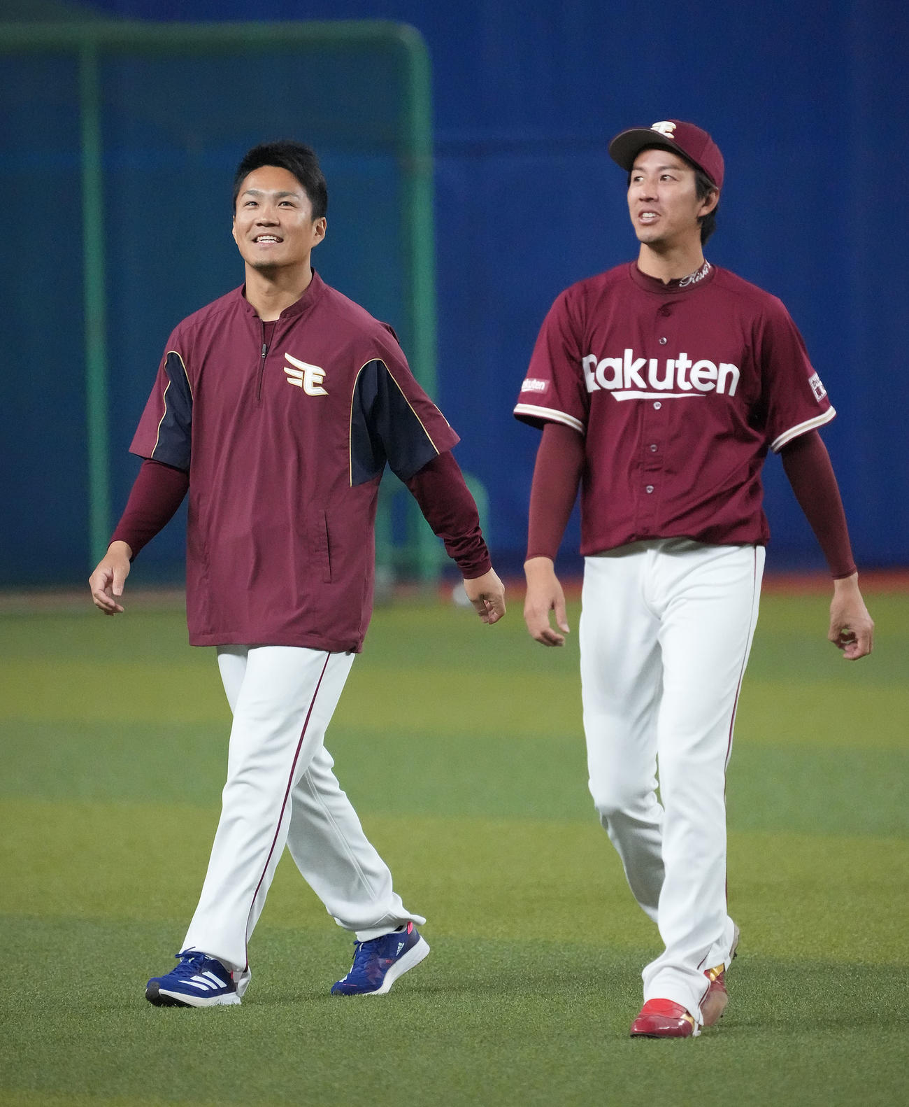 明日の試合に向け調整する則本（左）と岸（右）（撮影・森本幸一）