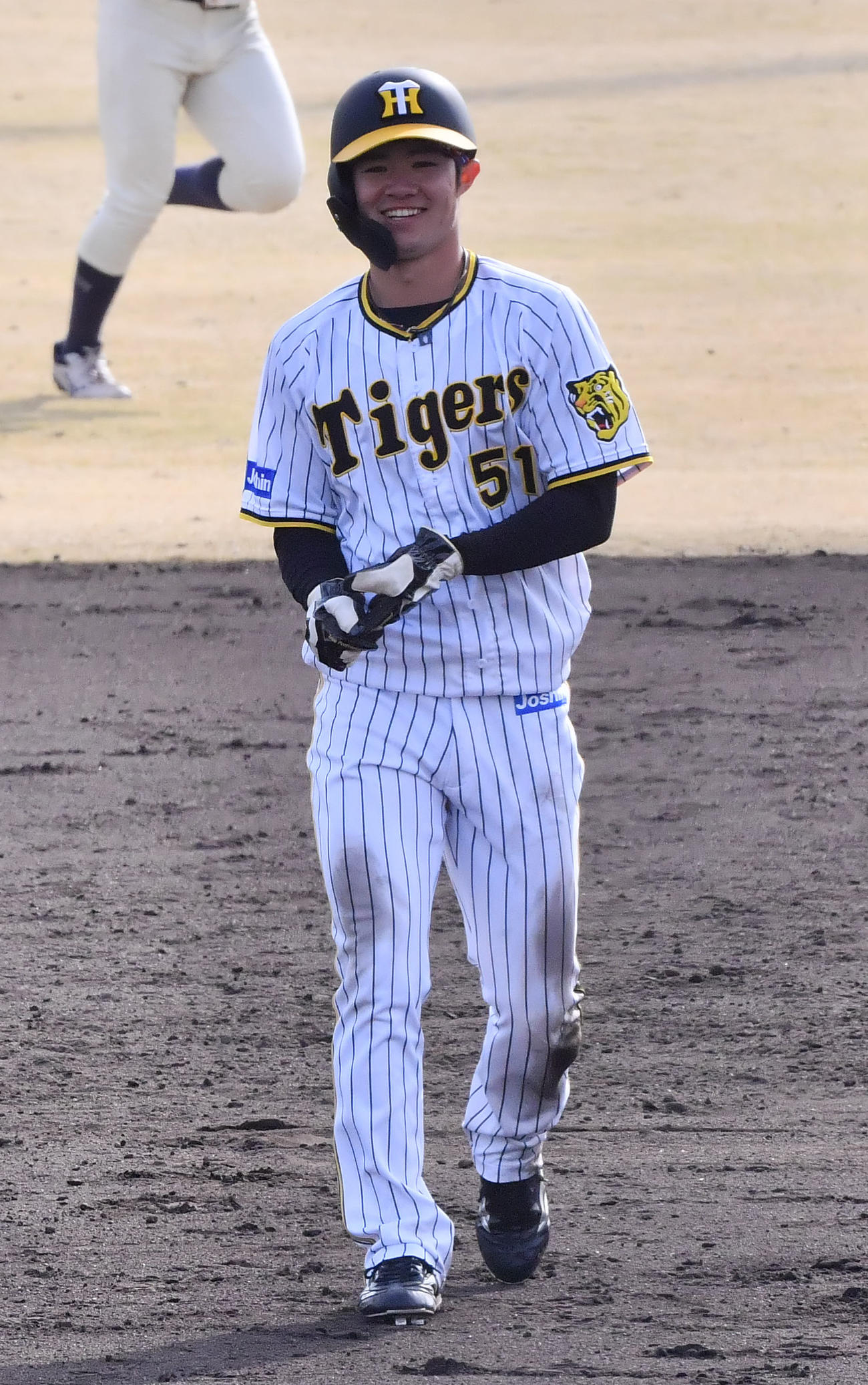 阪神対大商大　試合に勝利し笑顔を見せる中野（撮影・和賀正仁）