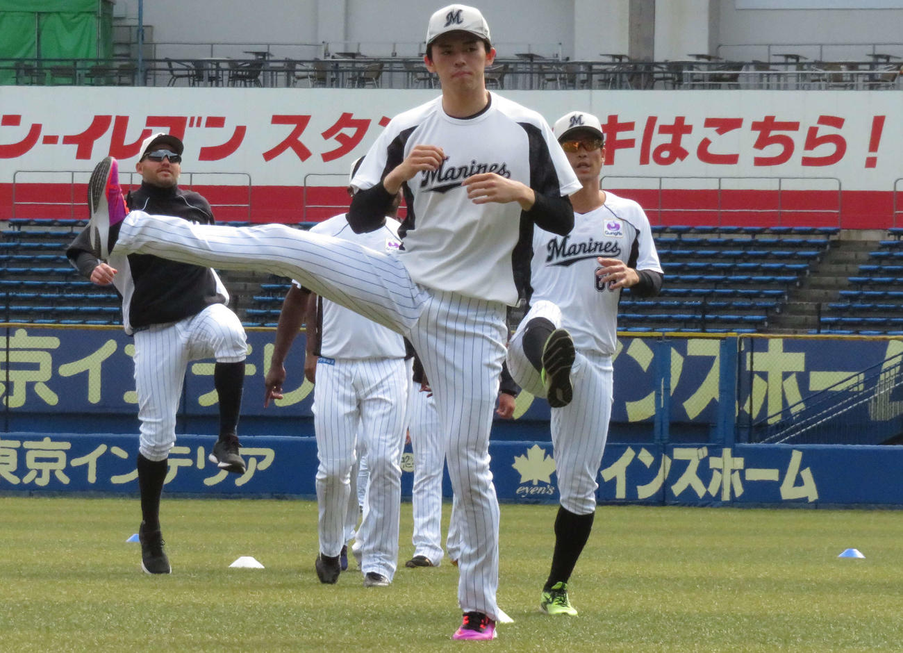 18日の巨人戦先発に備え練習するロッテ佐々木朗（撮影・金子真仁）