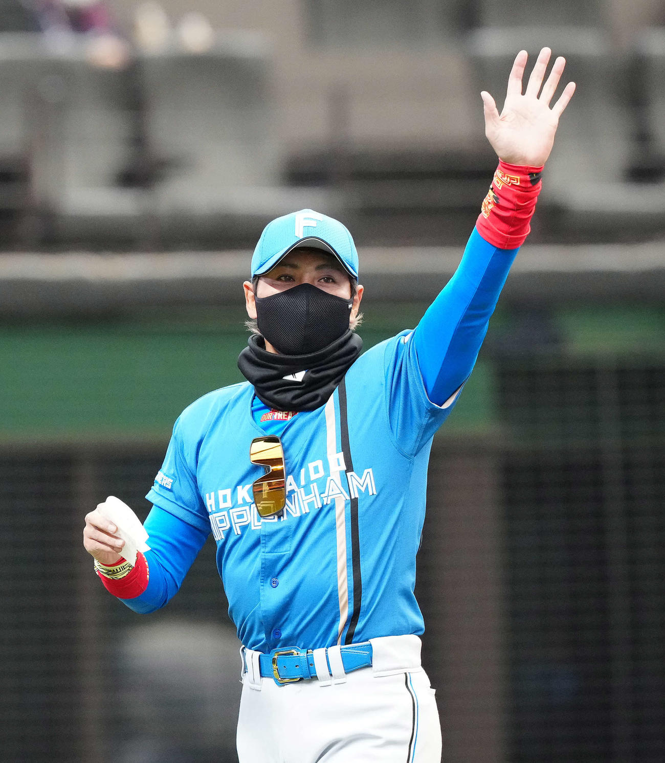 ファンに手を振る日本ハム新庄監督（2022年3月16日撮影）