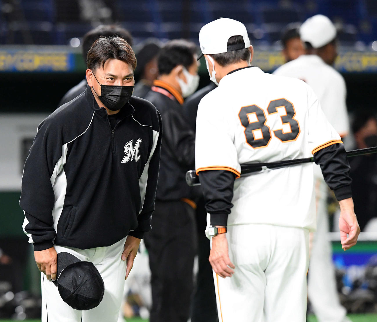 巨人対ロッテ　試合前、巨人原監督にあいさつするロッテ井口監督（撮影・たえ見朱実）
