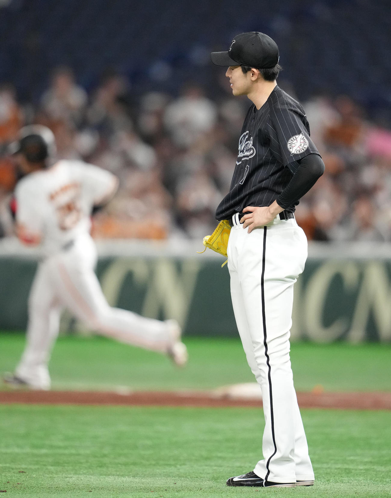 巨人対ロッテ　5回裏巨人2死満塁、岡本和に中越え満塁本塁打を許しぼうぜんとする佐々木朗（撮影・鈴木みどり）