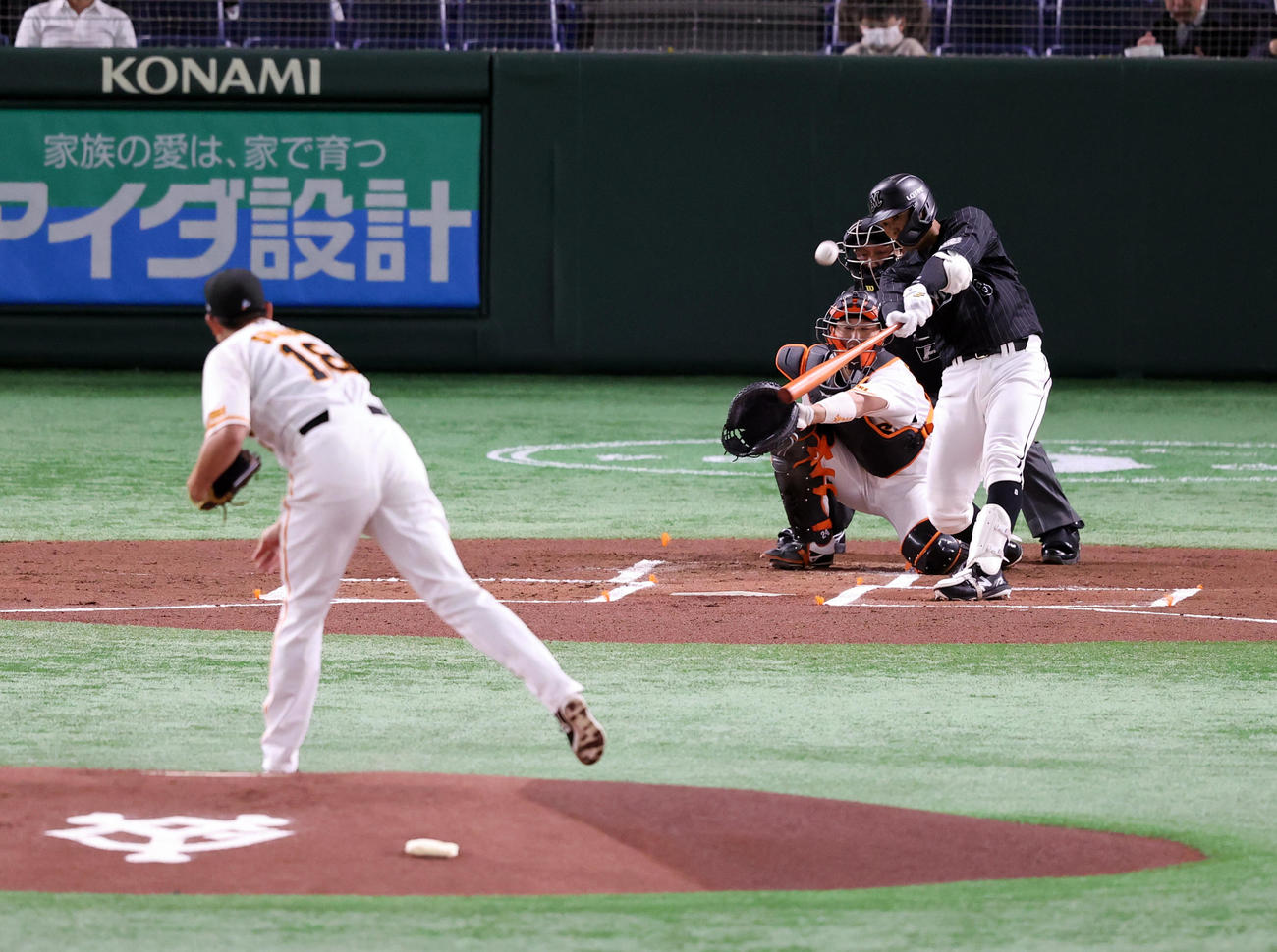 巨人対ロッテ　1回表ロッテ2死、中村奨はソロ本塁打を放つ。投手菅野（撮影・浅見桂子）