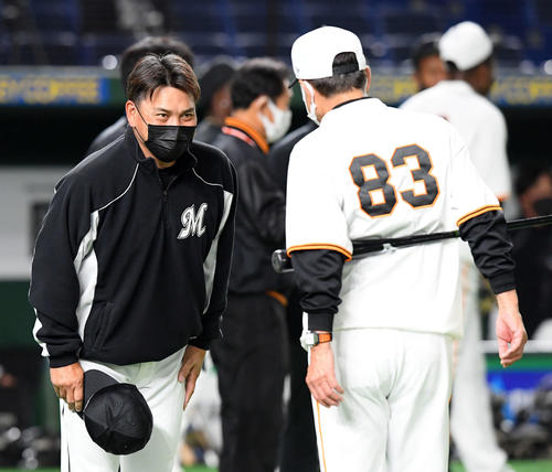 巨人対ロッテ 試合前、巨人原監督にあいさつするロッテ井口監督(撮影・たえ見朱実)