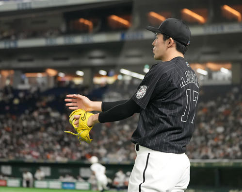 巨人対ロッテ 5回表ロッテ2死、藤原の右越えソロ本塁打に笑顔の佐々木朗(撮影・鈴木みどり)