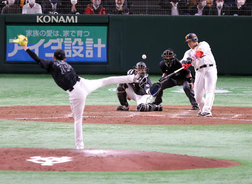 巨人対ロッテ　5回裏巨人2死満塁、岡本和は逆転満塁本塁打を放つ。投手佐々木朗（撮影・浅見桂子）
