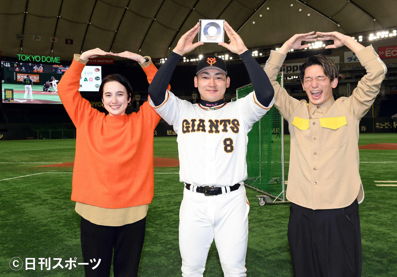 HONEBONEのEMLY（左）とKAWAGUCH（右）から楽曲を提供され笑顔でポーズを決める巨人丸佳浩（撮影・たえ見朱実）