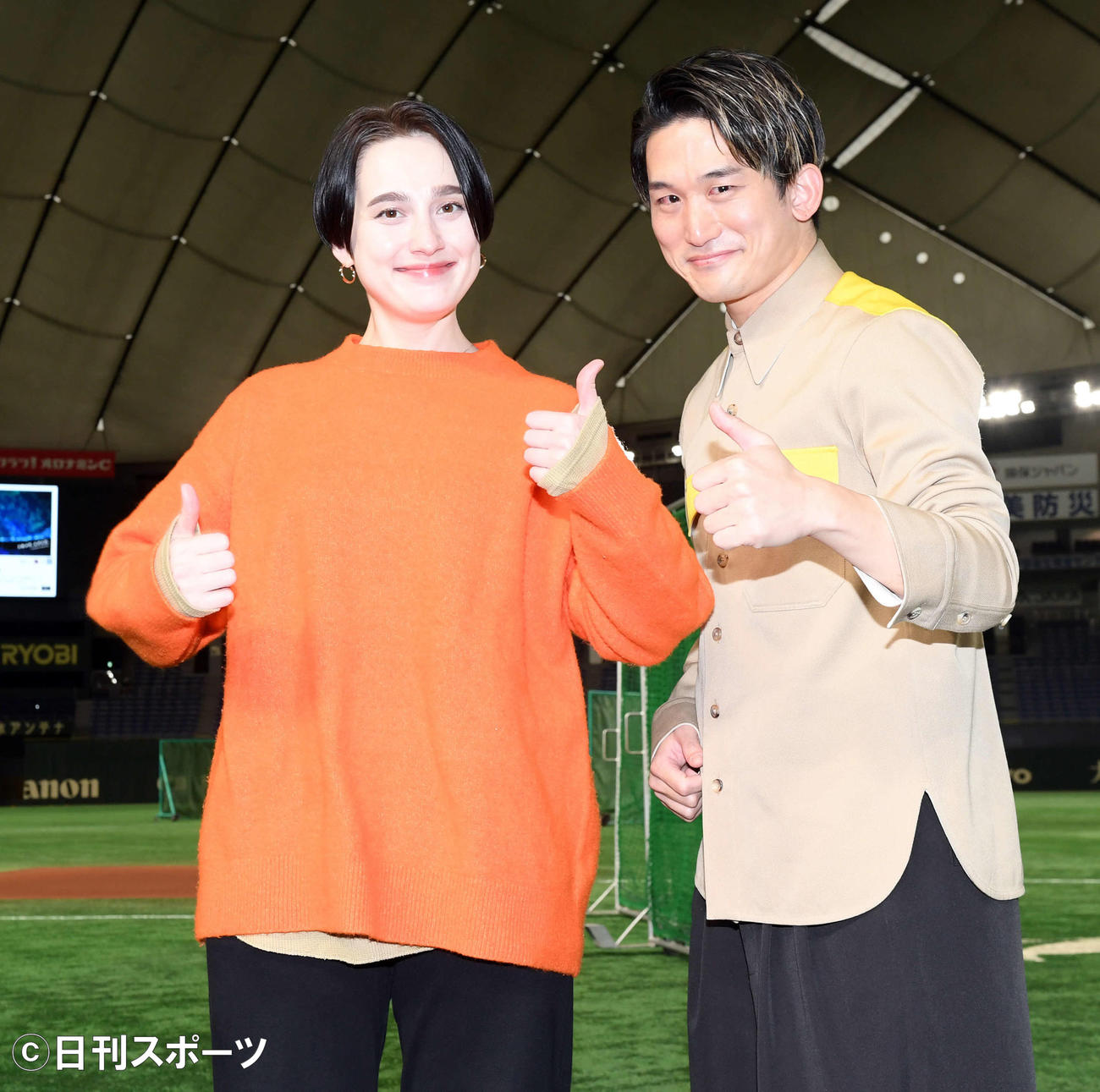 巨人丸に楽曲を提供しポーズを決めるHONEBONE。左からEMLYとKAWAGUCHI（撮影・たえ見朱実）
