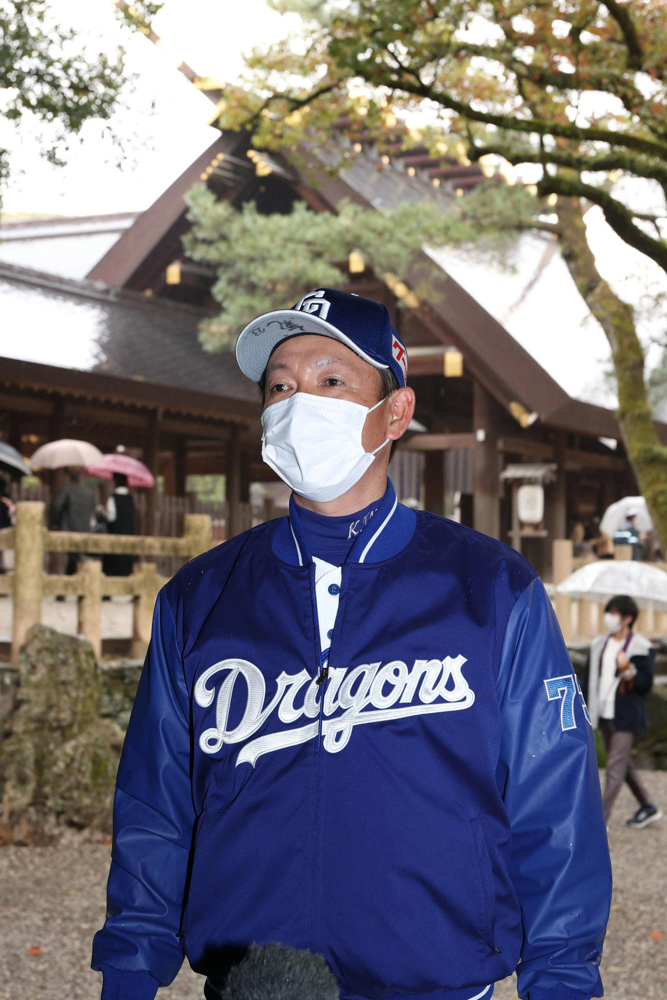 必勝祈願後、取材に応じる中日立浪監督