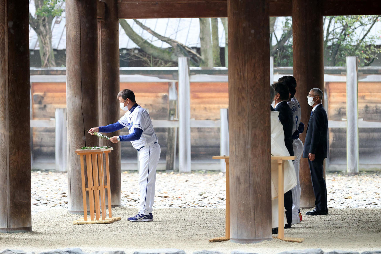 必勝祈願に訪れ参拝する立浪監督