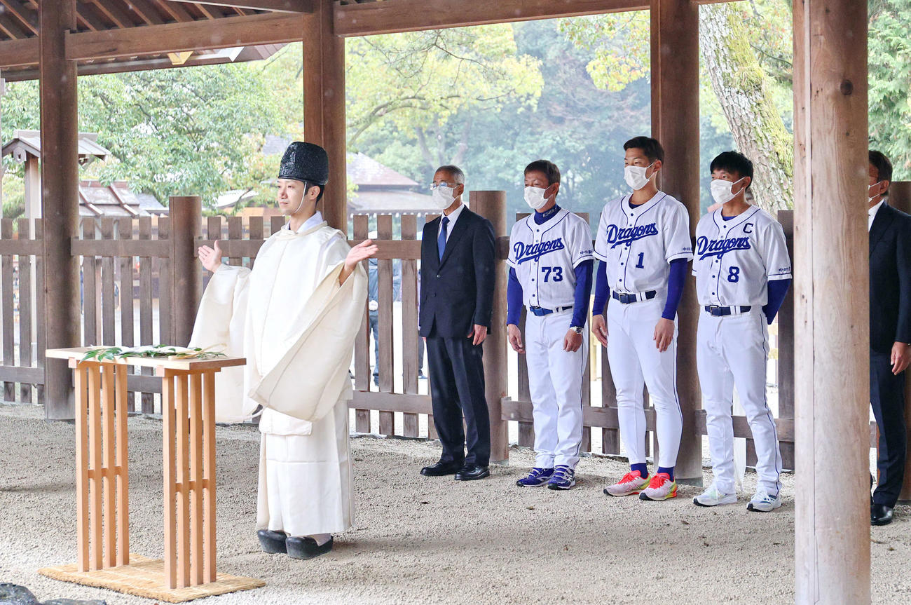 必勝祈願を行う、左から3人目から立浪監督、京田、大島ら