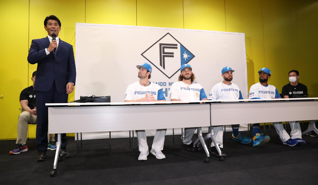 新外国人選手入団会見で選手たちを紹介する日本ハム稲葉GM（左）（撮影・佐藤翔太）