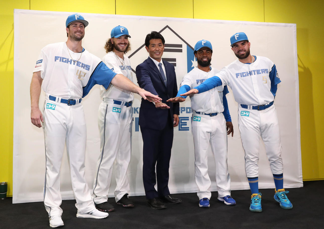 新外国人選手入団会見で記念撮影をする左から日本ハム・ガント、ポンセ、アルカンタラ、ヌニエス。中央は稲葉GM（撮影・佐藤翔太）