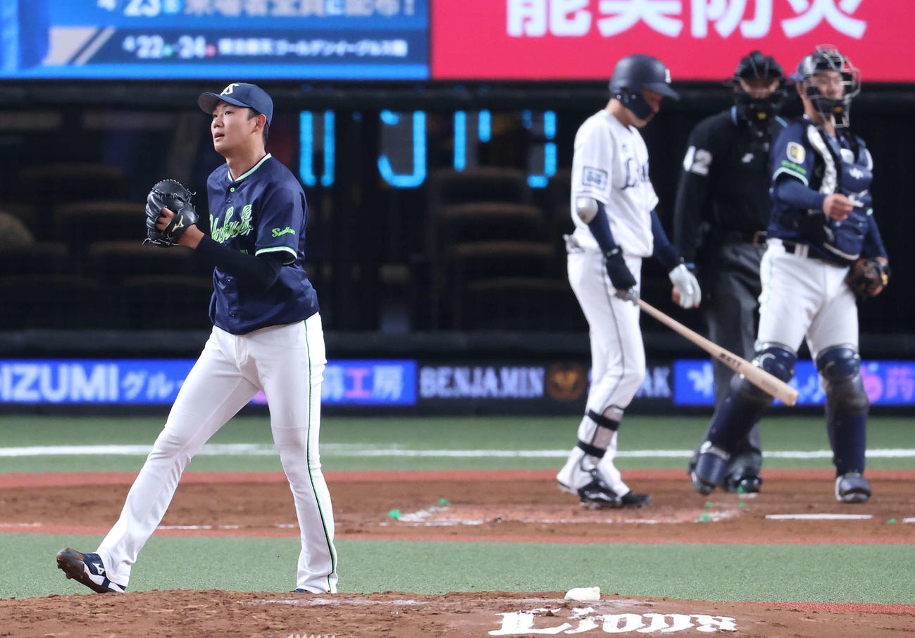 西武対ヤクルト　3回裏西武無死、源田を見逃し三振に仕留めた奥川（撮影・河野匠）