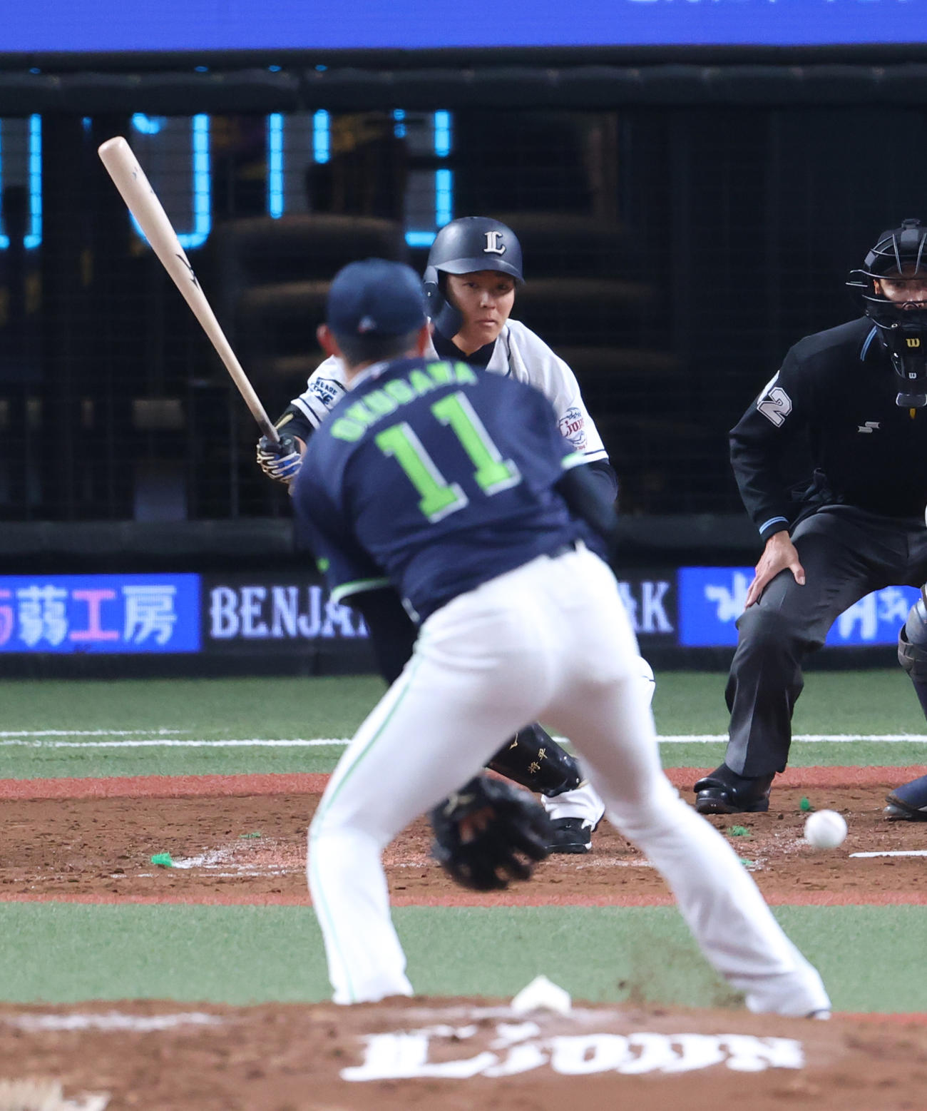 西武対ヤクルト　5回裏西武2死二塁、鈴木（後方）に投手強襲の内野安打を浴びる奥川（撮影・河野匠）