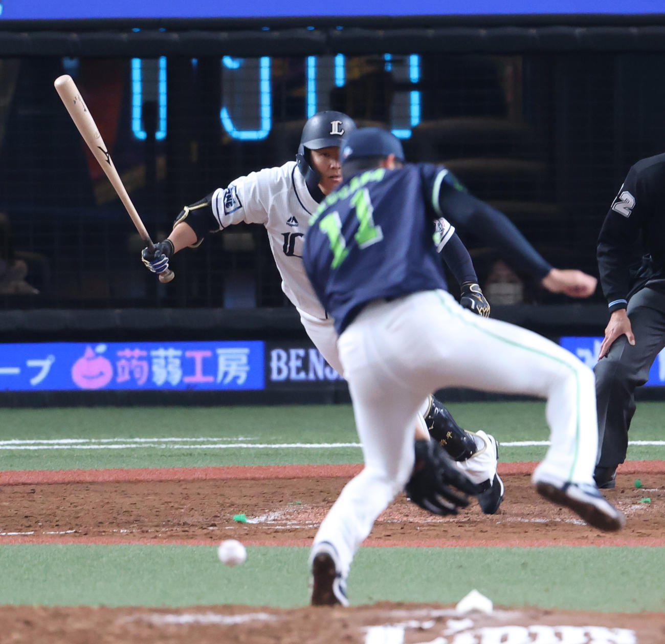 西武対ヤクルト　5回裏西武2死二塁、鈴木（後方）に投手強襲の内野安打を浴びる奥川（撮影・河野匠）
