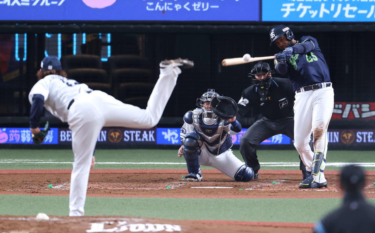 西武対ヤクルト　4回表ヤクルト1死、左前打を放つサンタナ。投手高橋（撮影・河野匠）