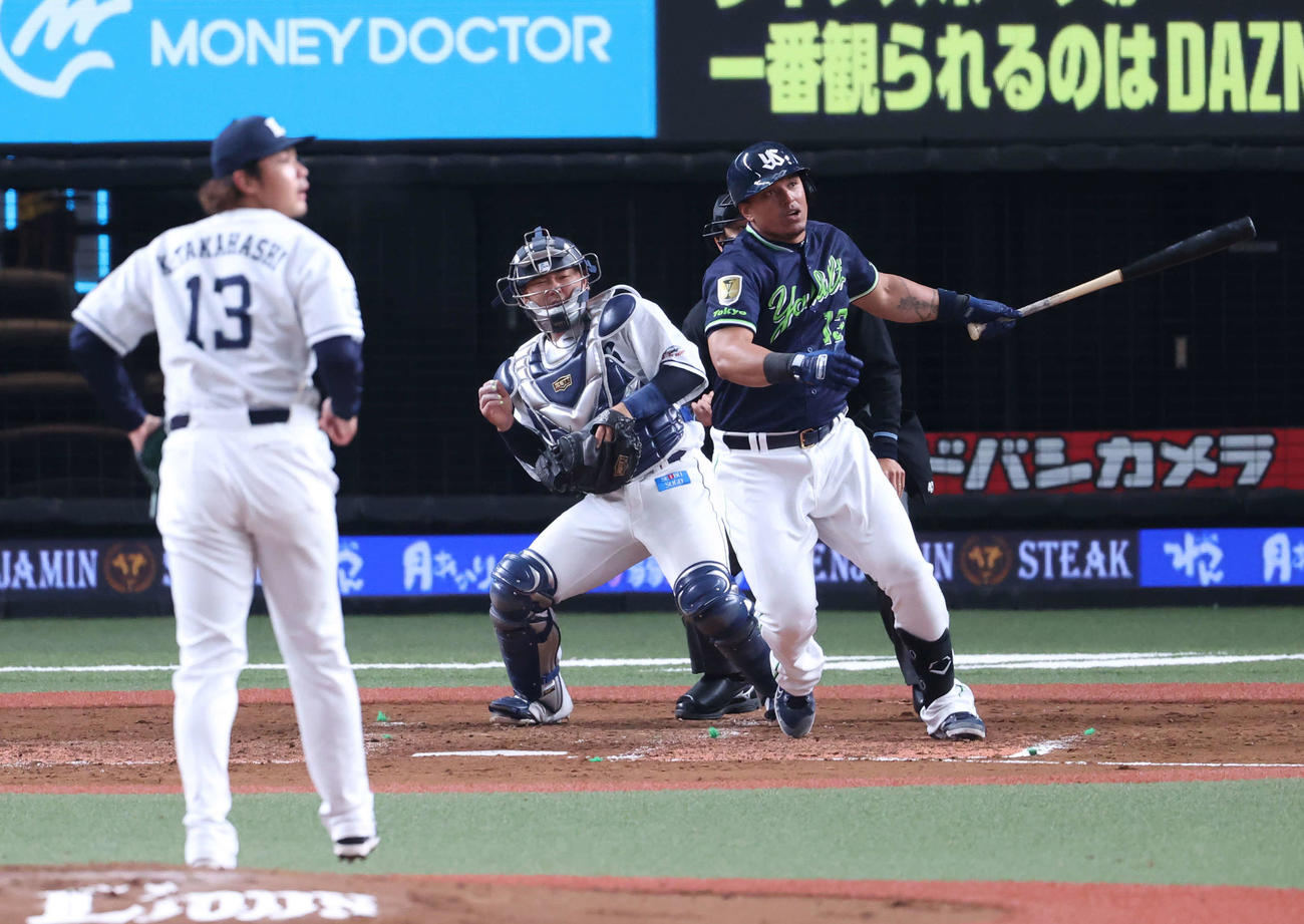 西武対ヤクルト　4回表ヤクルト2死二塁、左翼へ先制の適時打を放つオスナ。投手高橋（撮影・河野匠）