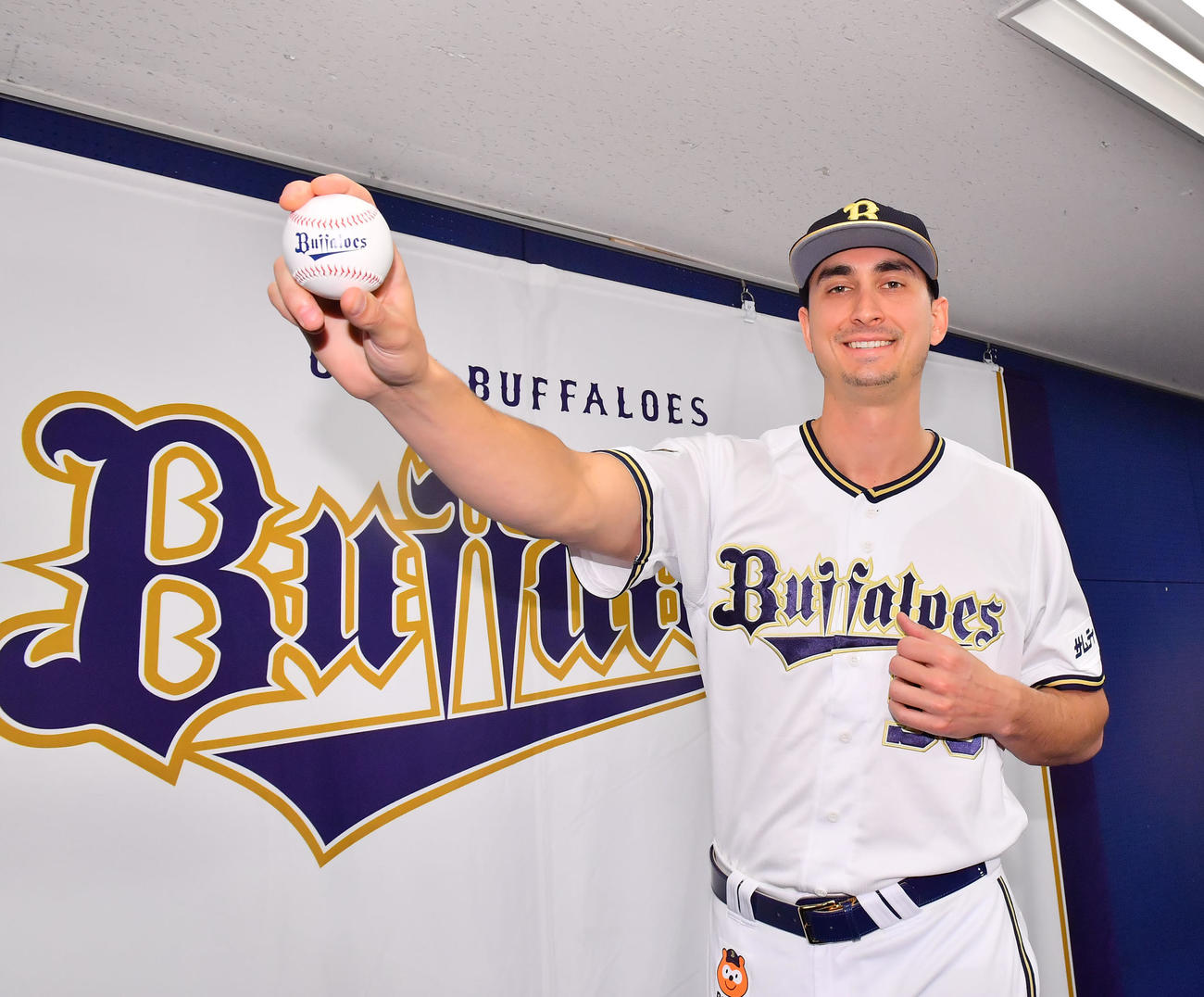 入団会見後、ポーズを取るオリックス新外国人選手ワゲスパック