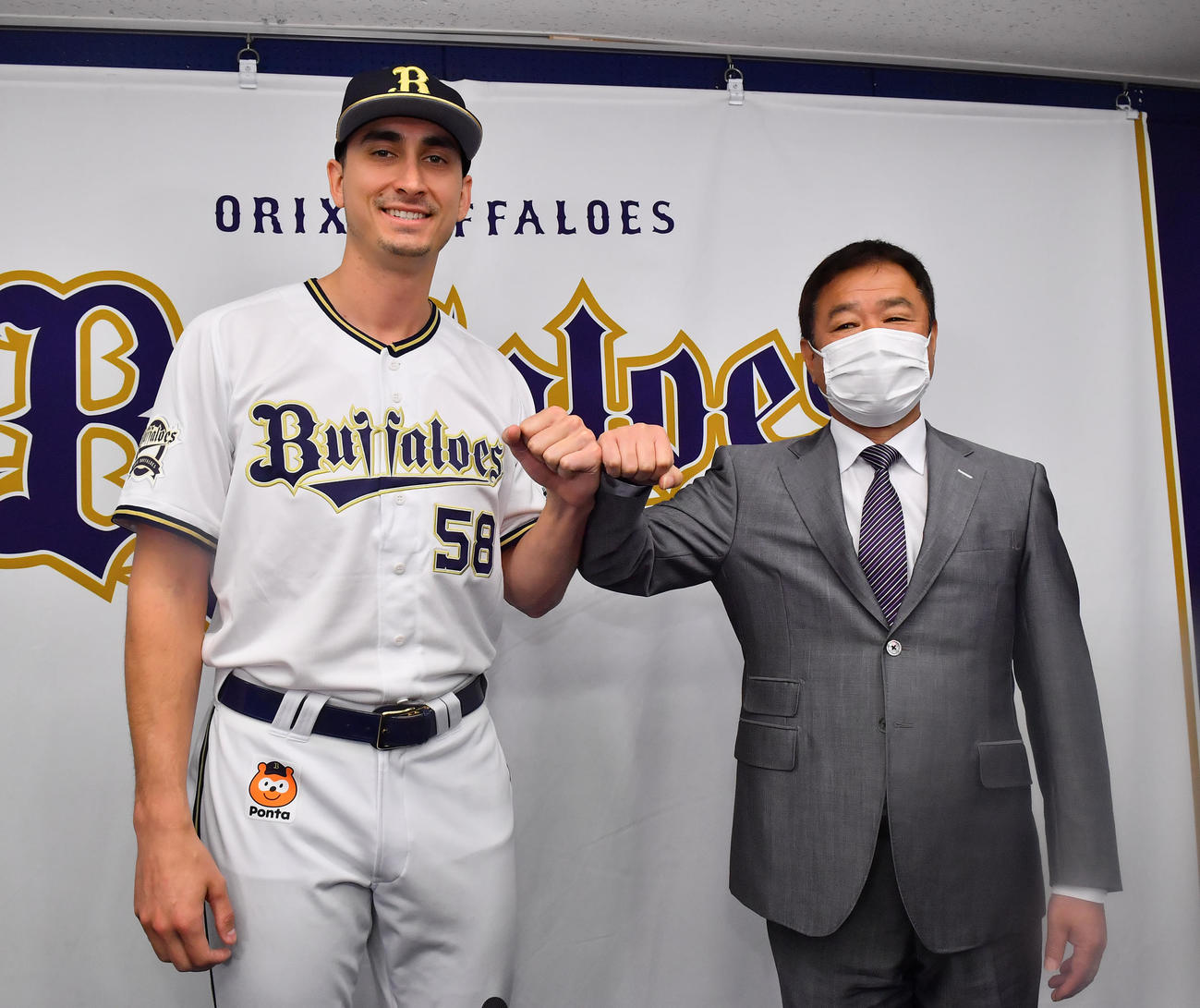 オリックス福良GM（右）とタッチをかわす新外国人選手ワゲスパック