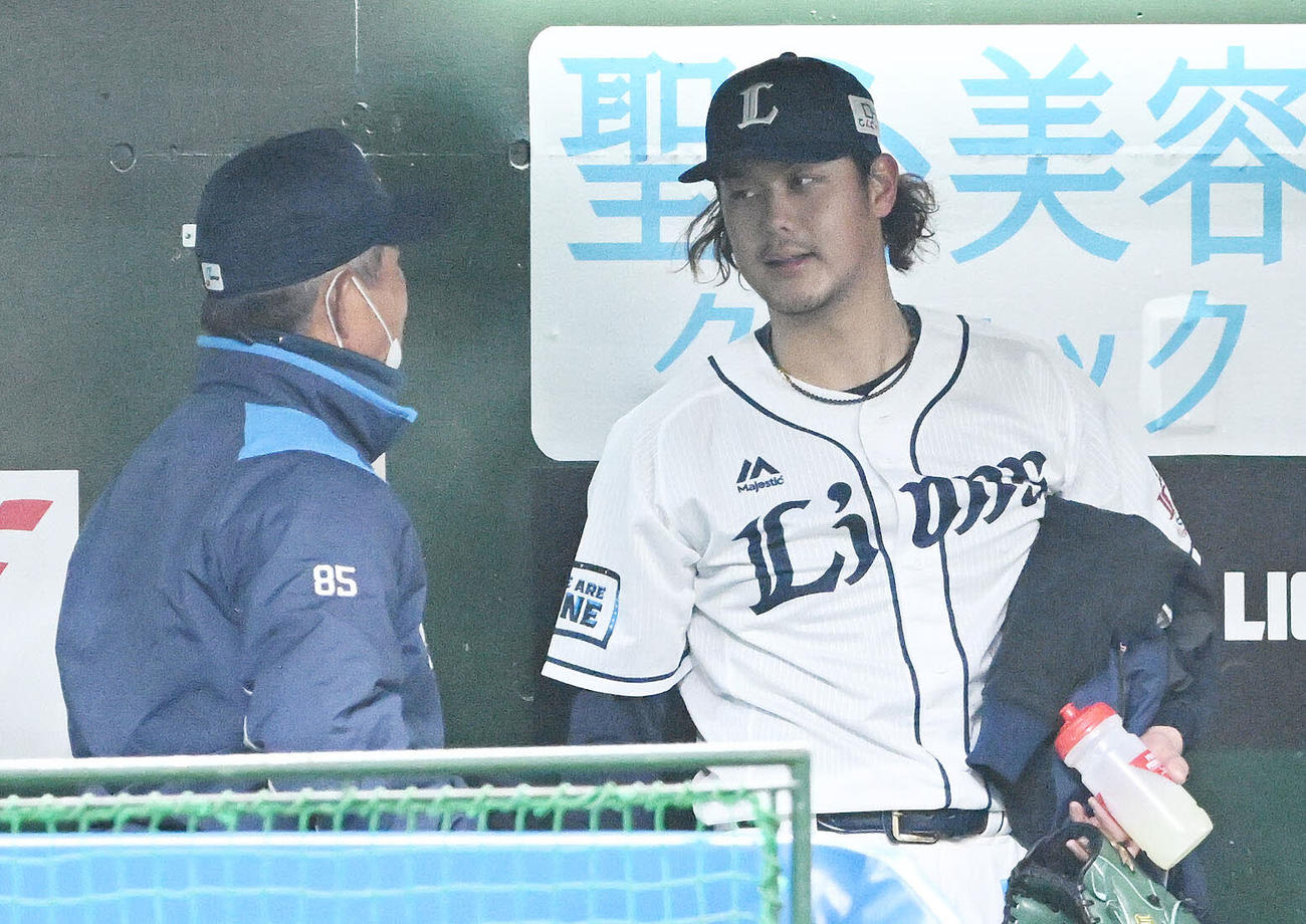 西武対ヤクルト　6回を投げ終えた西武先発の高橋（右）は辻監督と話す（撮影・滝沢徹郎）